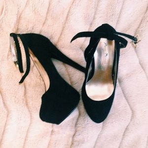 6in. Velvet Black Pumps