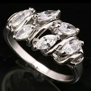 Nwot Beautiful silver ring size 9