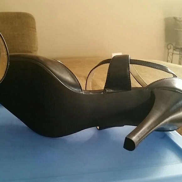 Black leather strappy stiletto 3in heels size 9W - Picture 3 of 4
