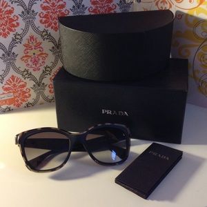 PRADA SUNGLASS