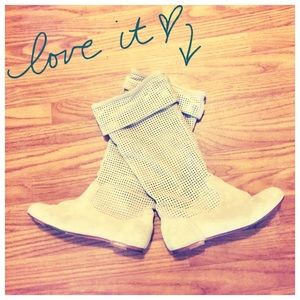 UGG BOOTS STYLE 1947 SIZE 8!