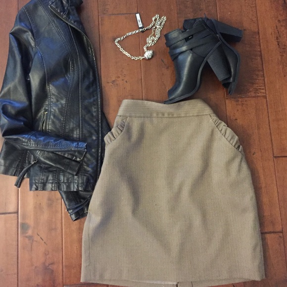 Ann Taylor Dresses & Skirts - Ann Taylor Loft Skirt with pockets SZ 12