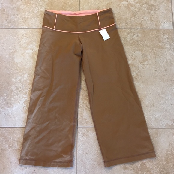 lululemon athletica Pants - Lululemon Capri size 8 🎀