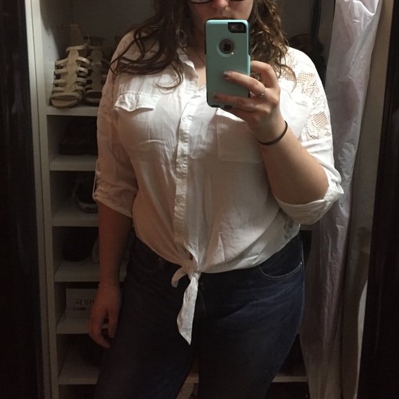 🚫SOLD🚫White Button Up w/ Lace Back and Front Tie
