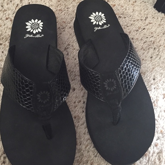 Black flip flops with faux croc design