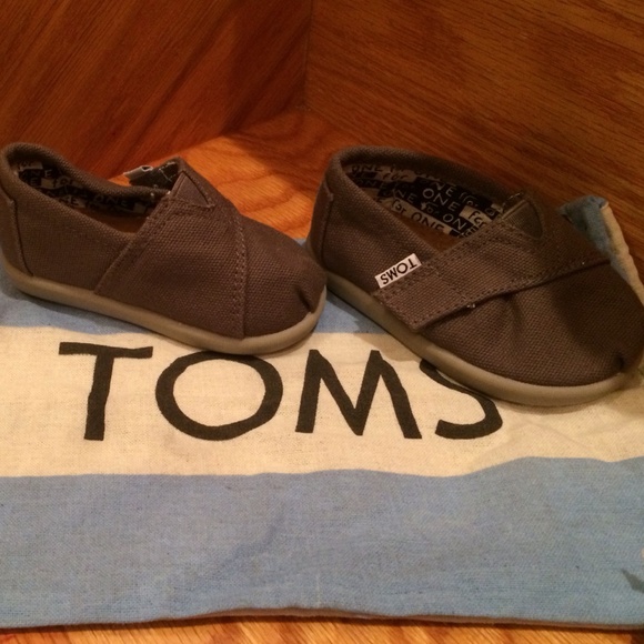 Gray TOMS toddler/baby size 4 shoes - Picture 1 of 4