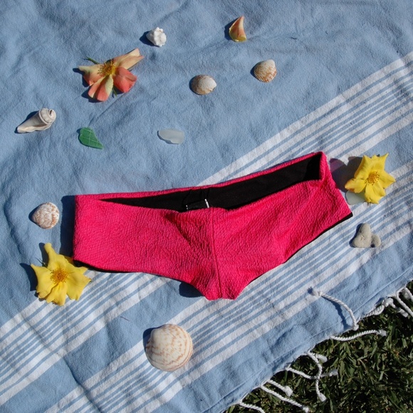 Pink cheeky Hurley bottoms☀️