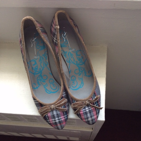 Plaid bow pumps