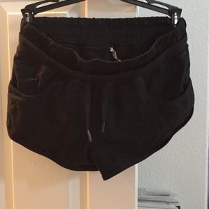 Black lulu shorts w lining