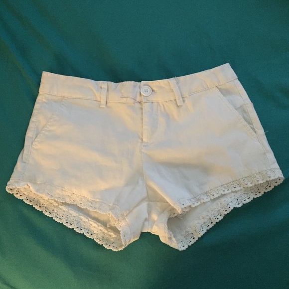 Dollhouse white with flower/lace rim shorts