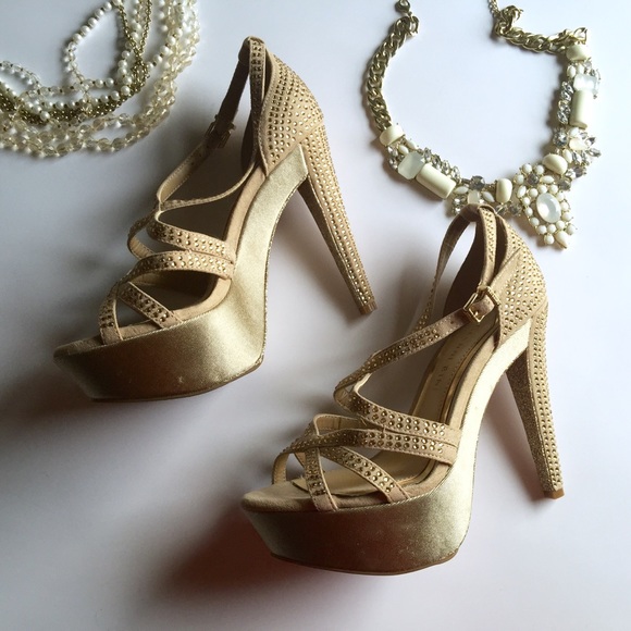 Gianni Bini NWOT beige platform pumps