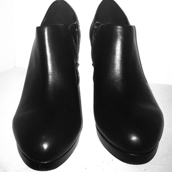 Liz Claiborne Ankle booties