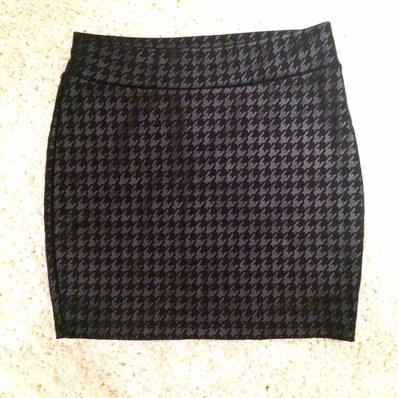 Black and silver pencil skirt 💕