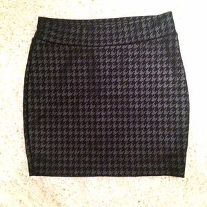 Black and silver pencil skirt 💕