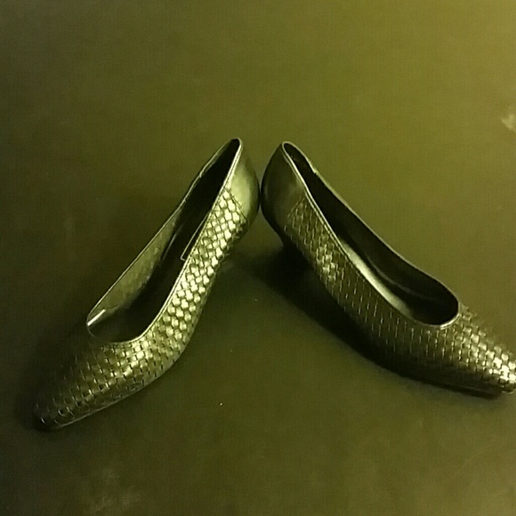 Black pumps