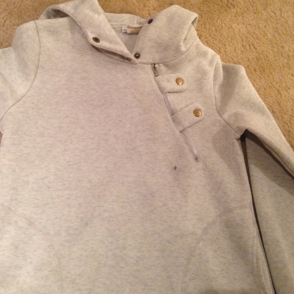 Sweatshirt with buttons