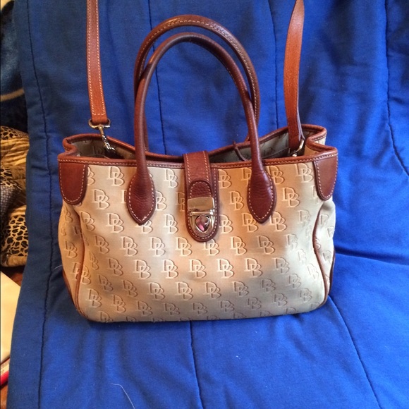 Dooney and Bourke purse - Picture 1 of 3