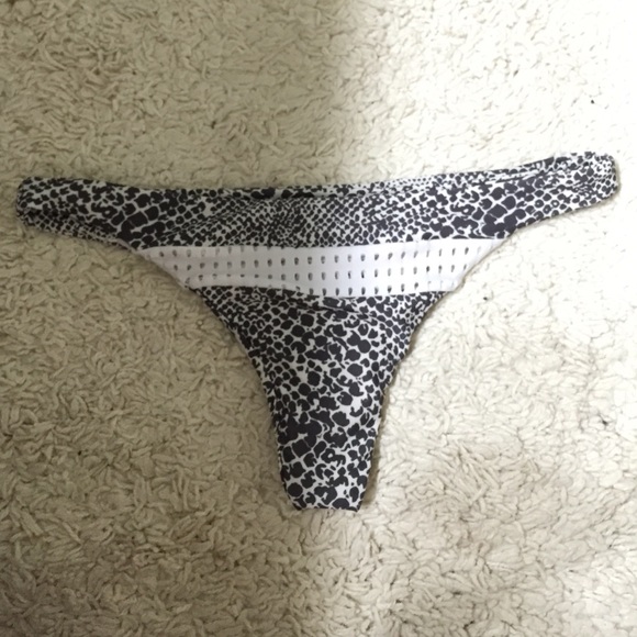 Acacia Pavils Bottom
