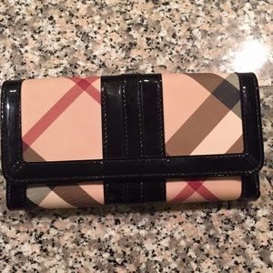 100% Authentic Burberry Nova Wallet!!