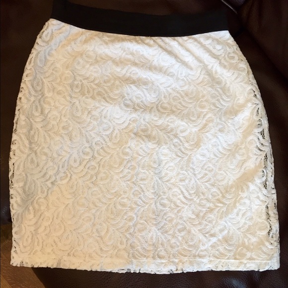 NY & Company white lace skirt