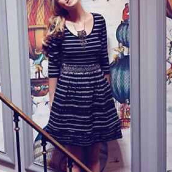 Perfectly pretty & easy to wear dress from Anthro - Picture 2 of 4