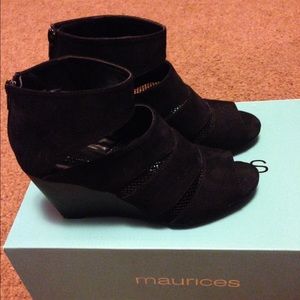 Black wedges