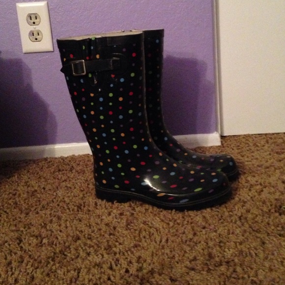 Polka-dot Rainboots