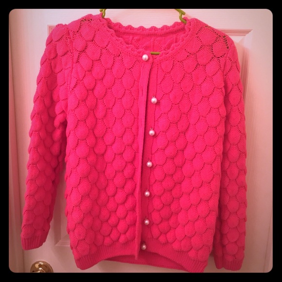 Thick sweater in bright pink.