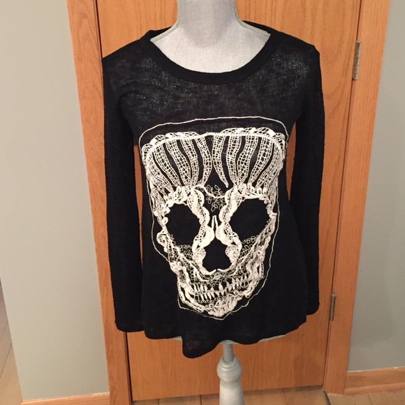 Black skull sweater