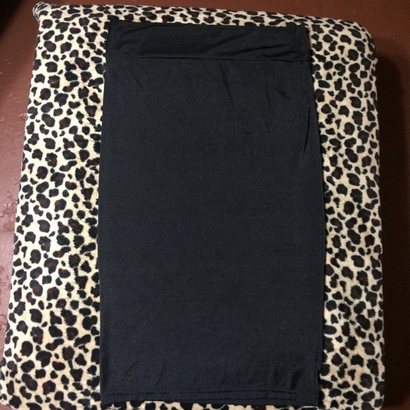 Black long pencil skirt.