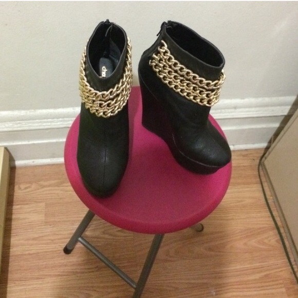 Black wedges with gold chains size 5