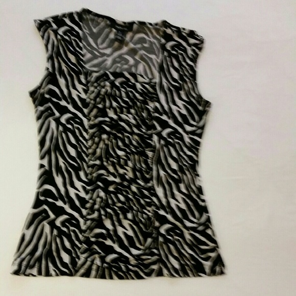 BLACK AND WHITE TOP.