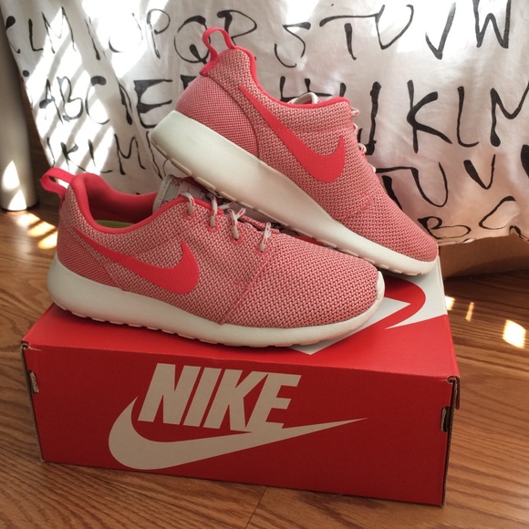 Nike Shoes - Women's Roshe Run