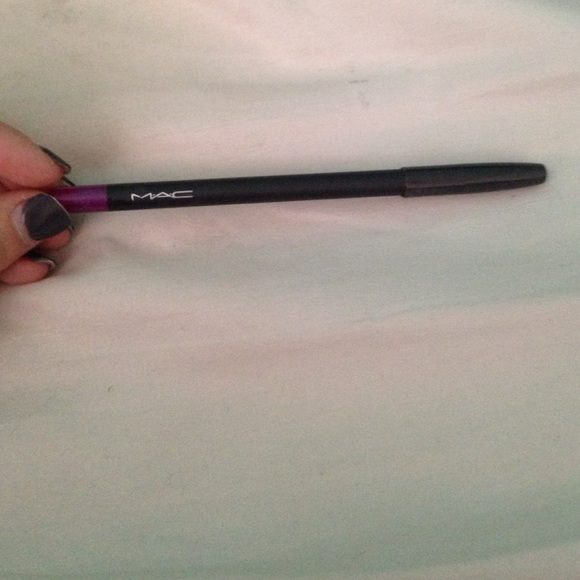 Mac lip liner - Picture 1 of 2