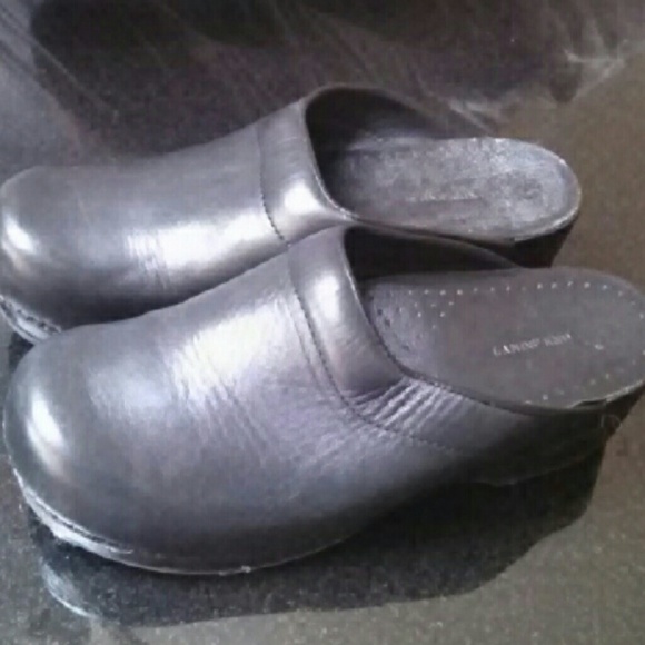 Leather clogs