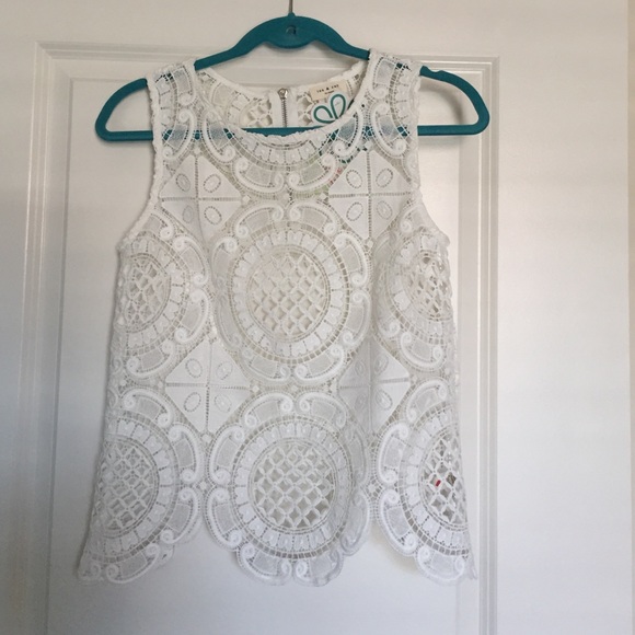 Beautiful white lace tank top, size M. PRICE DROP!