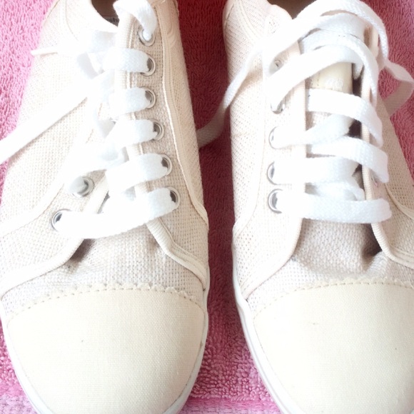 Tennis Shoes old NOT CLEAN JUST PUT IN WASHER SOLD - Picture 2 of 4