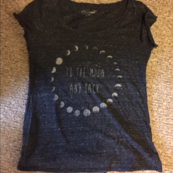 Black/gray t shirt.