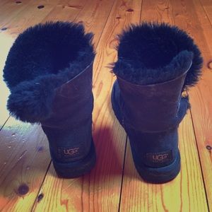 Black Bailey Button UGGS