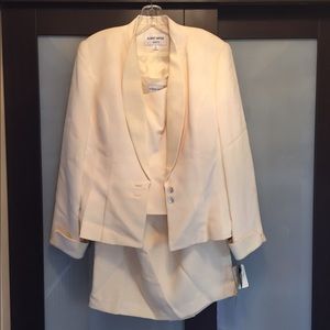 ladies Albert Nipon suit NWT