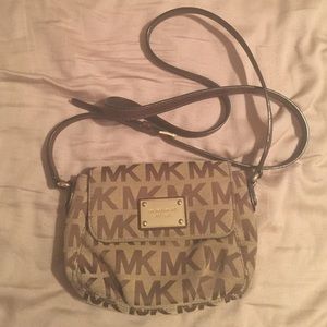 Micheal kors logo cross body