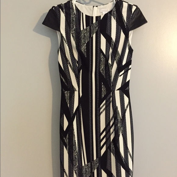 Caćhe Dress - Picture 1 of 3