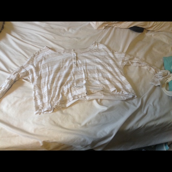 Long sleeve crop top beige and white