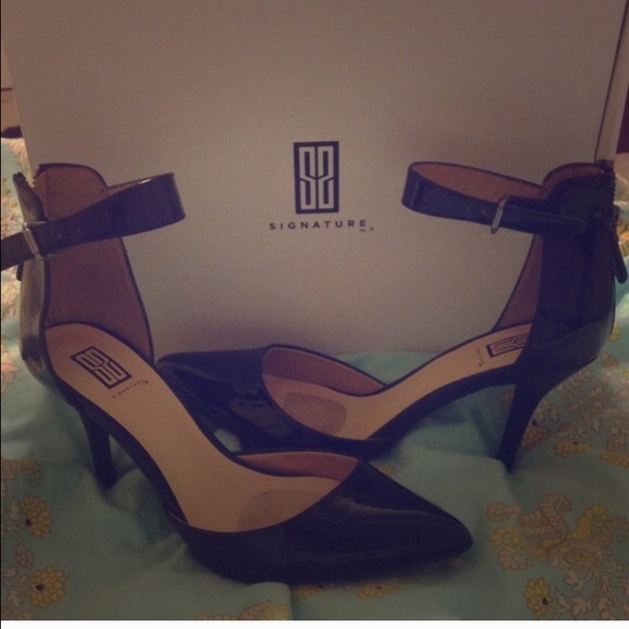 Pointed toe patent leather pumps