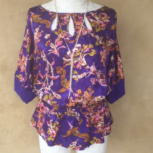 Floral Dressy Blouse! Keyholes along the neck✨