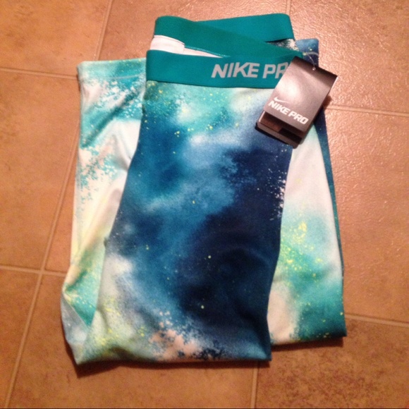 🌺Sold🌺 Nike Galaxy Capris Pro Final Price - Picture 3 of 4