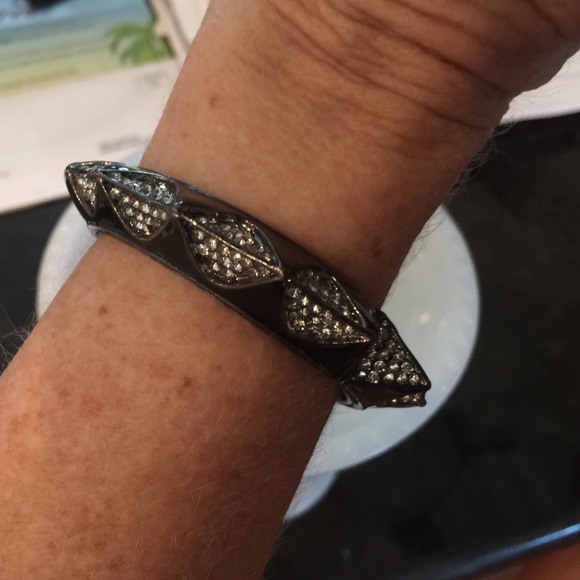 Hinged bangle bracelet