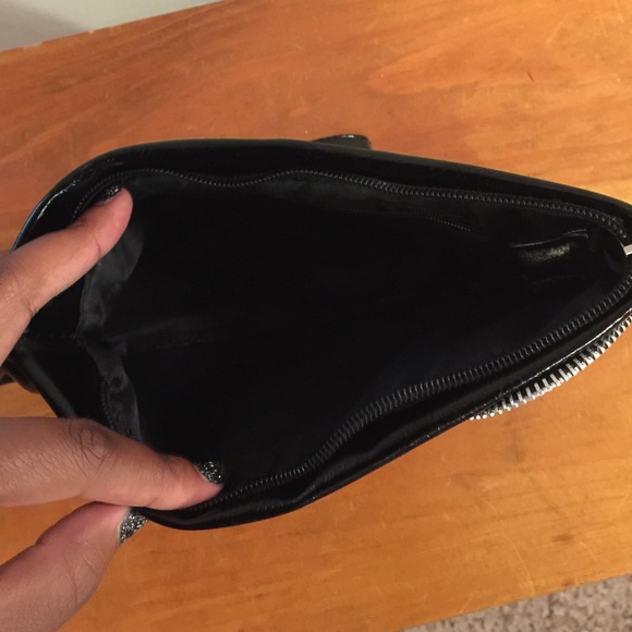 Black clutch with zipper design - Picture 2 of 2