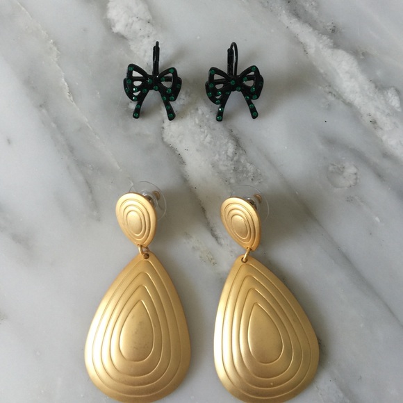 2 pairs of new earring; gold drop earrings; bows