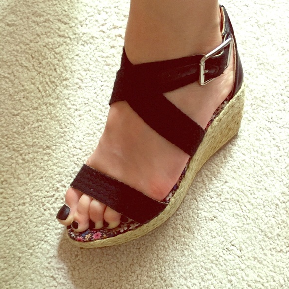 Black wedges